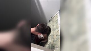 Đang đi trung tâm thương mại nứng quá dắt nhau wc địt cho thoả mãn