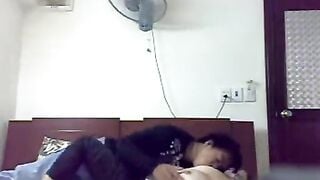 Em nữ sinh dâm cho bạn trai coi clip mình nude