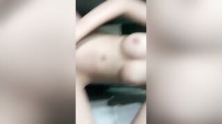 Em gái loli trốn vào wc thủ dâm