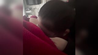 Đang chơi game thì bị bà chị lôi cu ra bú, sẵn điện thoại quay phim lại luôn