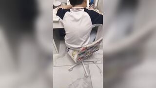 Thủ dâm lén lút khi con làm bài tập