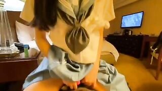 Con gái đi về chưa kịp cởi đồng phục ông bố đã bắt địt