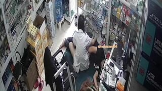 Hack camera Vợ làm tiệm thuốc, trưa đến cứ đè nhau ra chịch