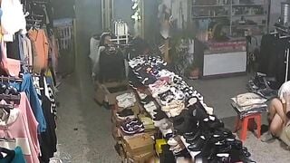 Hack Camera Shop quần áo phát hiện anh chủ tiệm địt em nhân viên bán hàng