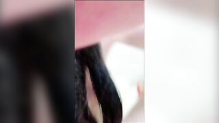 Bé gái xinh tươi livestream khoe cái lồn non tơ chưa mọc lông