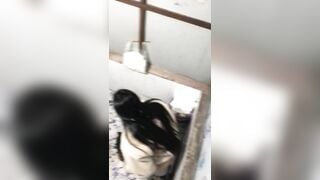 Em gái đi vệ sinh ở quán cơm bị quay lén