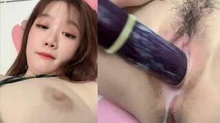 Clip Sex Cao Phi Yến Nhét Nguyên Quả Cà Tím Vào Lồn